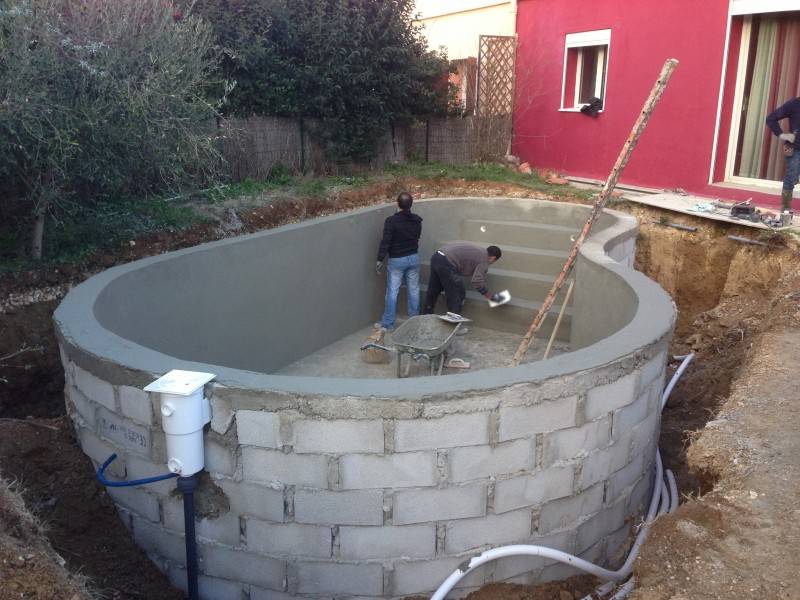 Construction d'une piscine en forme libre